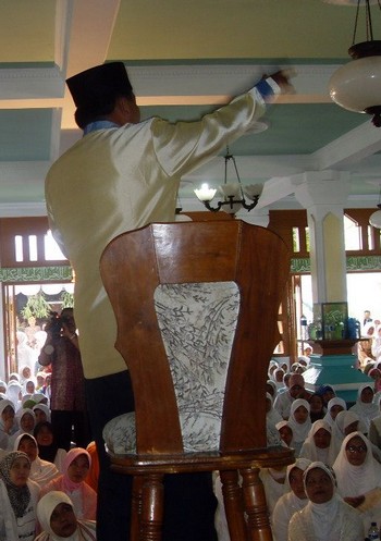 A number of Bandung’s popular male preachers have developed ways of performing specifically for women audiences / Julian Millie Pious and mobile