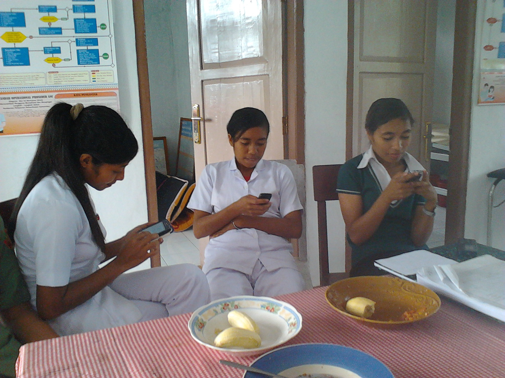 A team of volunteers waiting at a health centre for work - Schut